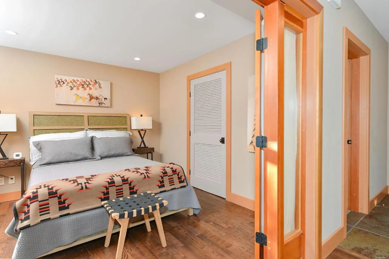 Salishan Chief Suite Cowichan Bay